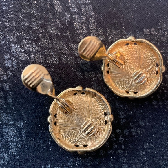 CLIP ON EARRINGS - Picture 2 of 2